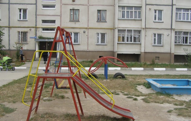 Саме біля цього під’їзду і біля цієї дитячої площадки на вул. Малицької 18 вересня відбулася стрілянина