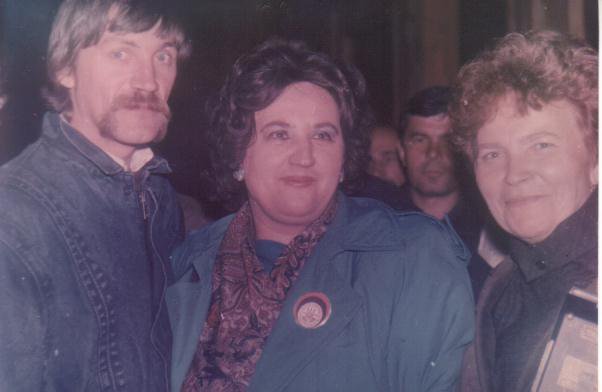Фото з особисто архіву Марічки Галабурди-Чигрин
Далекого 1990 року прикарпатці мали за честь сфотографуватися з відомою 