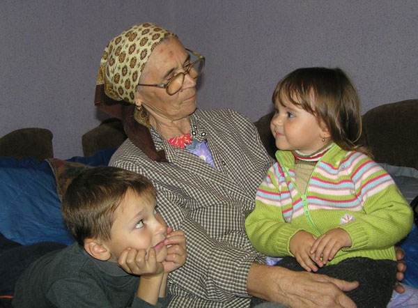 Параска Хома у колі найменших рідних. Фото Радіо Свобода