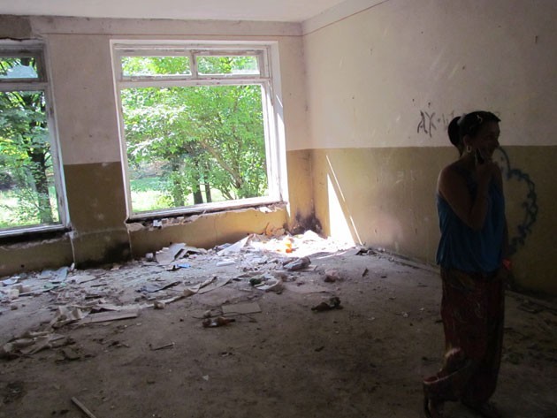 У цьому закинутому будинку мешканці вул. Долинської бачили невідому істоту: вона стрибала, ставила лапи на підвіконня, в