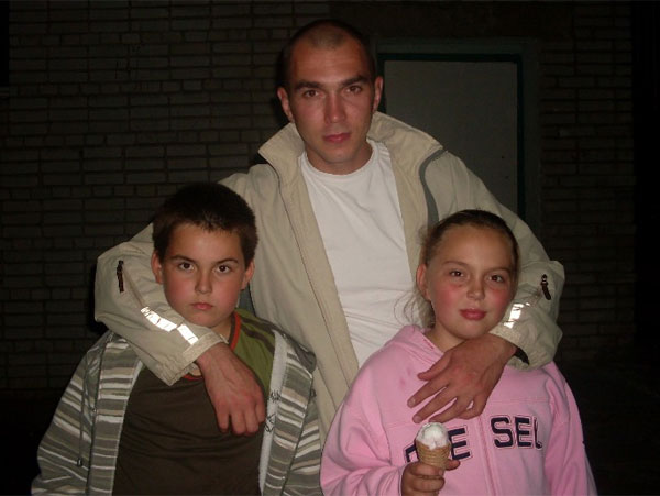 Олег із дітьми. Дружина стверджує: із нього вибивали неправдиві свідчення Фото з архіву родини