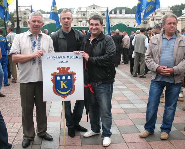 Минулого року Калуська міська рада протестувала у Києві — проти “мовного” закону. Тепер протестує дистанційно — недостат