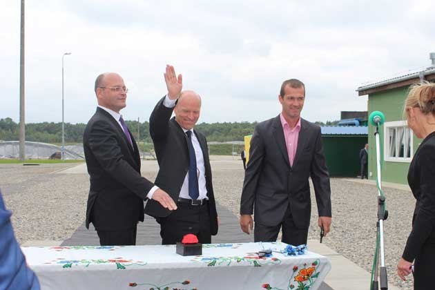 Символічну пускову кнопку біогазового заводу натискали Олег Проскуряков, Том Аксельгаард і Іван Кальковець. Фото Юлії Ба