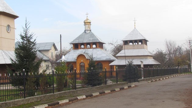У неділю у місцевій церкві посвятили нову дзвіницю. Чималу допомогу надав місцевий підприємець, якого пограбували п'ятер