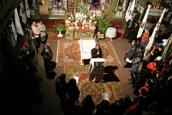 Нічні чування у старовинному храмі Св. Миколая у Хотіні. Фото зі сторінки піддиякона Андрія Ляховича