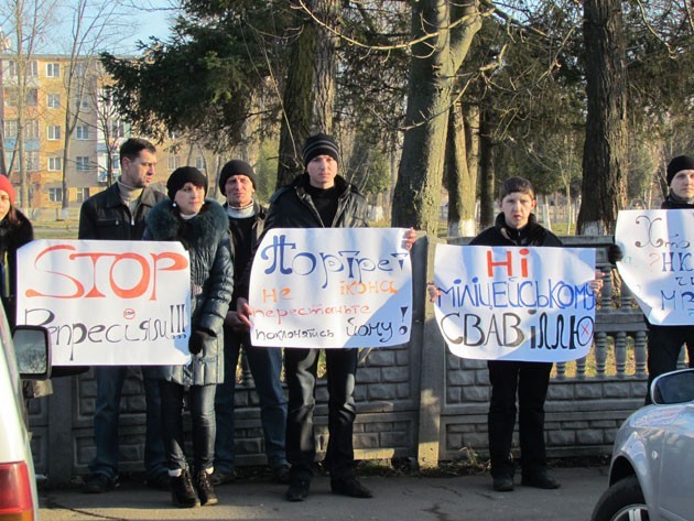 Активісти протестують проти репресій та кримінального переслідування учасників мирних зібрань. Фото Оксани Пілянської