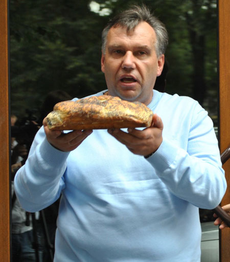 Василь Хомин звернувся до хлопців зняти маски. Ті — почали кашляти. Фото "Вікон"