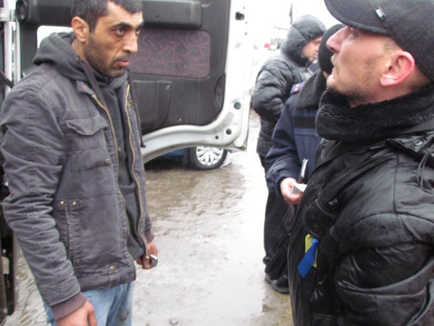 Пасажик фури, яка везла металобрухт, та керівник Автомайдану Володимир Павлів. Фото Ігоря Мудрика