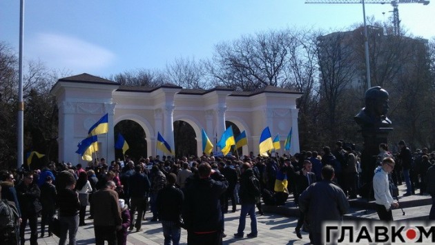 15 березня 2014 року. Сімферополь. Проти окупації у Криму — біля пам'ятника Шевченку з Калуша