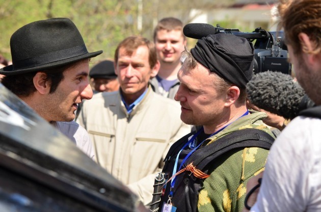 Музикант і сепаратист біля Донецької ОДА. Фото Євгенія Гапича