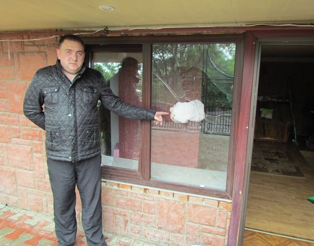 Тарас Личук показує, куди кинули один із "коктейлів Молотова". Фото Ігоря Мудрика