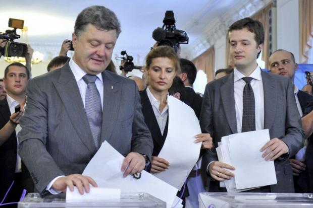 Петро Порошенко з дружиною Мариною та сином Олексієм під час голосування на виборах президента 2014 року | Фото: ИТАР-ТА