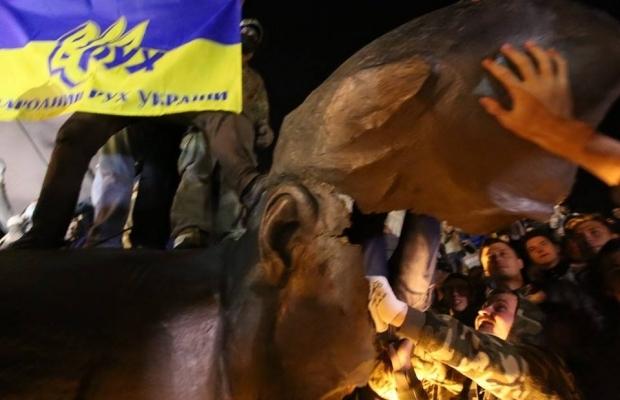 Голова Леніна розкололася. Харків'яни всередині роблять селфі | Фото: УНІАН