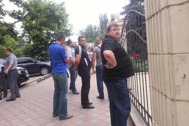 Праворуч, за словами журналістки, Дмитро Копилов | Фото:  facebook.com/vera.popandopoulou