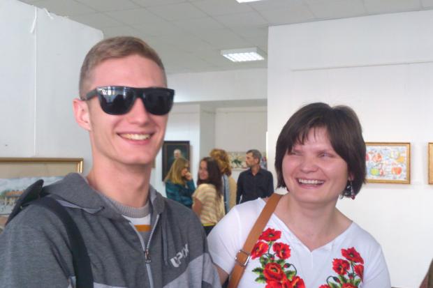 Зберігач фондів Калуського музейно-виставкового центру Артур Єфремов прийшов на виставку у нетиповому образі   | Фото: М