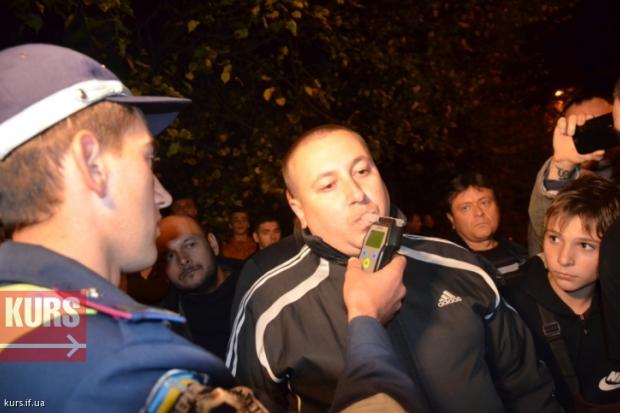 Майора, що сидів за кермом "Шевроле", перевіряють на алкотестері. Результат &mdash; 2,24 проміле