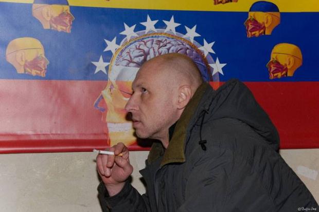 Юрій Іздрик на тлі своєї роботи. Галерея "Маргінеси", 2008