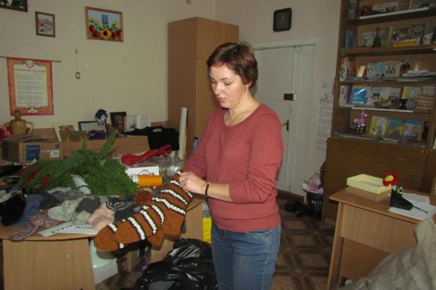 Наталія Клюшта: &ldquo;Теплі шкарпетки для бійців АТО &mdash; символ тепла сердець калушан&rdquo; | Фото: Марта Галкіна