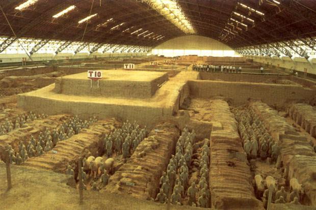 Глиняна &laquo;армія&raquo; першого імператора Китаю охороняє його спокій в гробниці | Фото: archaeology.ru