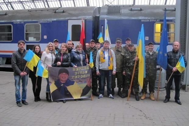 Друзі та рідні зустрічали Івана Філіповича на вокзалі у Львові  | Фото: Ігор Мельник