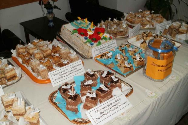 На "солодкому" ярмарку бібліотекарі зібрали 3100 гривень для пораненого Володимира Даниліва | Фото: Світлана С