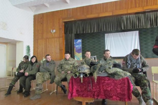 "Кіборги" та "Правий сектор"