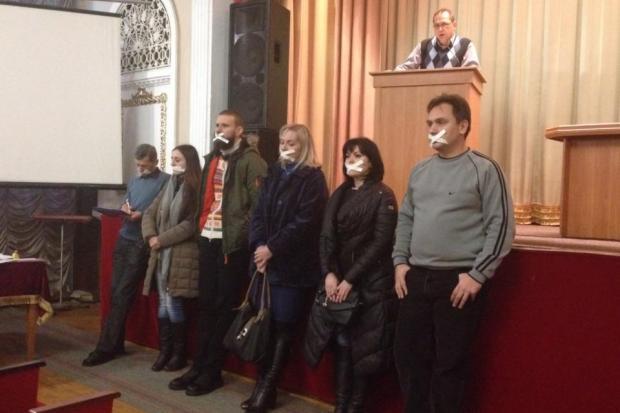 Журналісти КМТ прийшли на сесію міської ради із заклеєними скотчем ротами  | Фото: Архів "Вікон" 