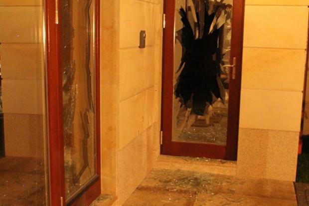 Наслідки вибуху снаряду РПГ-18 "Муха", який вистрілили в будинок мера Львова Андрія Садового