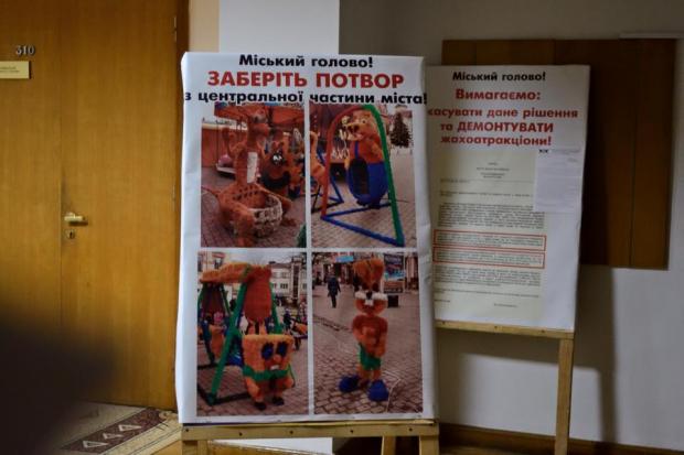 Активісти принесли до Віктора Анушкевичуса навіть наочну антиагітацію