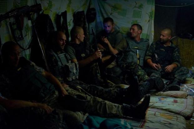 5-й батальйон у бліндажі. "Чим краще ти вкопаєшся, тим більше шансів залишитися живим. Коли обстріли закінчилися, т