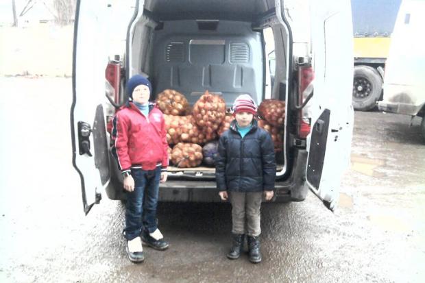 Юні помічники волонтерів | Фото: Марія Пасічник