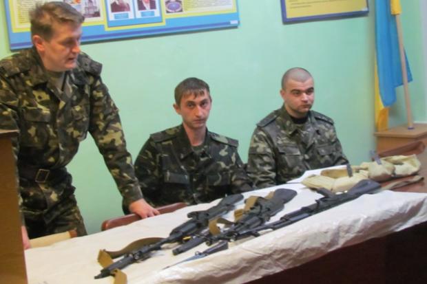 Представники військкомісаріату вчили калушан поводитися зі зброєю | Фото: Тетяна Русінкевич
