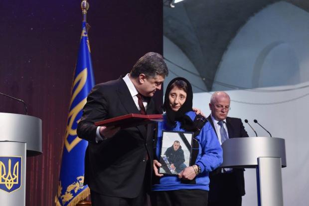 "Золоту Зірку" Героя України приймає мама Ігоря Дмитріва | Фото: Петро Порошенко/Facebook