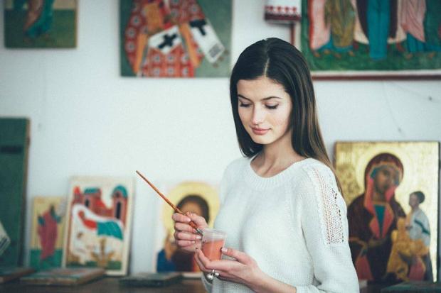 Красуня Анна Заячківська захоплюється іконописом. Донедавна вона співала в церковному хорі одного з храмів Івано-Франків