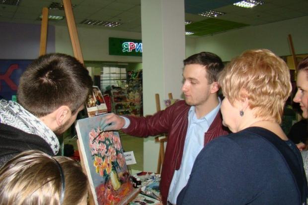 Вадим Канащук не лише виставляє свої роботи, але й проводить майстер-класи для всіх охочих