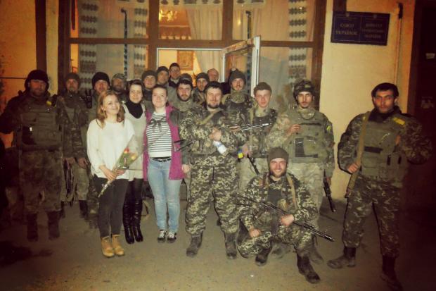 Щоб побачити дівчат-волонтерок і висловити їм слова вдячності, хлопці перекрили рух центральною дорогою міста, адже їх с