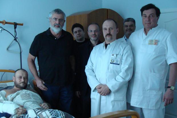 "На фото частина безпосередніх рятівників моєї руки: Іван Жердєв, Сергій Солопов, Юрій Скребець, Алекс Гефтлер, Вол