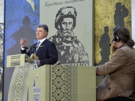 Петро Порошенко "помолився" разом із Тарасом Шевченком | Фото: http://www.unn.com.ua/