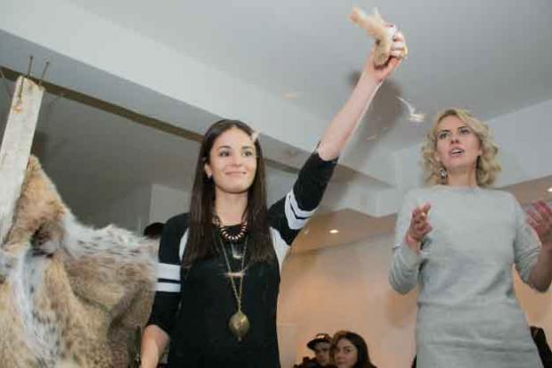 Охочих придбати брендові речі виявилося так багато, що художниця зважилися розділити все по-чесному: дорогу шубу вона ро