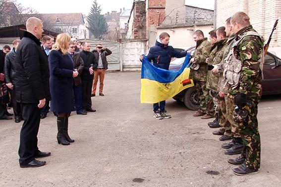 Учні 11-го класу ЗОШ №12 Івано-Франківська подарували правоохоронцям, які поїхали у зону АТО, державний прапор України |