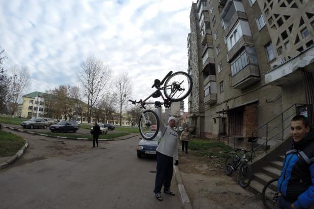 Хлопці об'їздили Калуш та його околиці, зробили фото проблемних місць, відзначили на карті всі дороги і розробили с