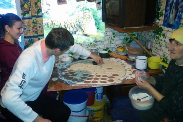 Незабутнім для хлопців став майстер-клас з ліплення вареників та катання верхи.  | Фото: Творча Криївка/Facebook