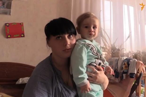 Молода вдова Тетяна показує фото свого синочка. Її чоловік так і не побачив свою дитину &mdash; він загинув, коли Тетяна