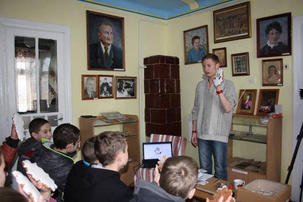 Артур Єфремов презентував новий стиль музейно-виставкового центру у музеї родини Івана Франка у Підгірках | Фото: Артур 