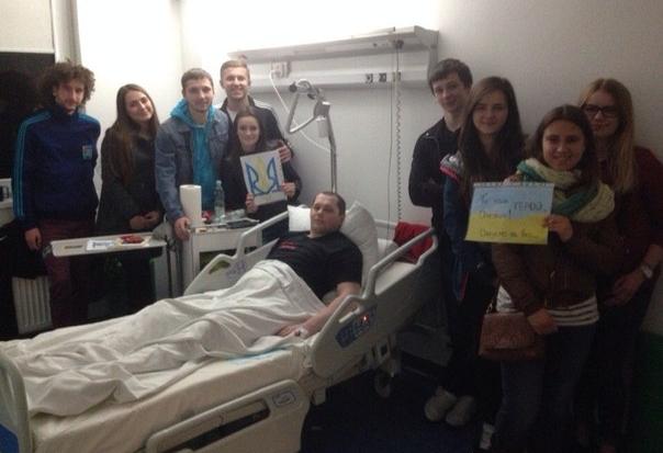 До Олега хлопці та дівчата прийшли з малюнками, солодощами та щирою вдячністю. | Фото: ВКонтакті