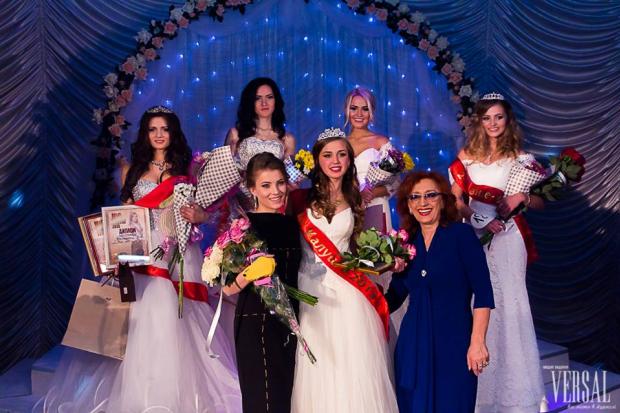 Участь у конкурсі краси взяли 17 красунь. Прикарпаття на конкурсі "Міс Україна" представить калушанка Оксана В