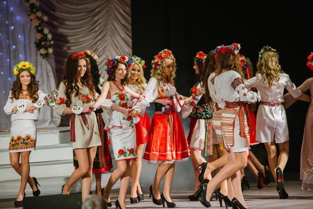 Дівчата презентували виходи у найрізноманітнішому одязі: від повсякденних футболок, поєднаних із лосінами &mdash; до нац