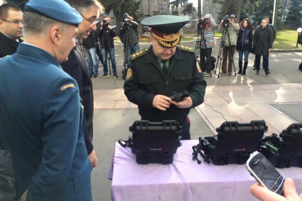 Загалом, Канада передасть українським Збройним силам 260 тепловізорів | Фото: Прес-служба Мінісерства оборони України