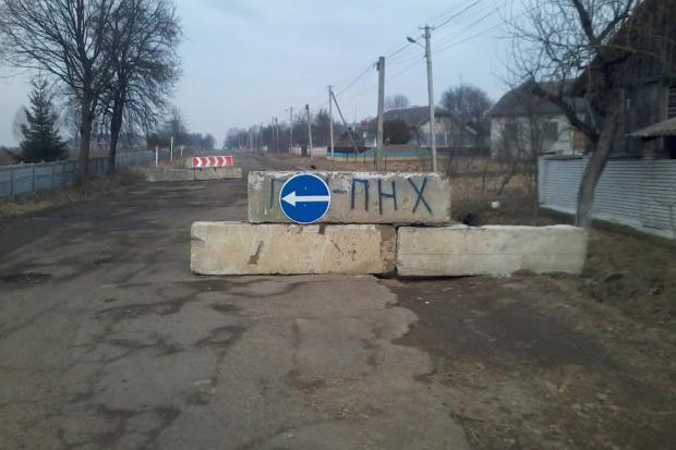 Громаду Довгого Войнилова обурило те, що блокпост встановили у центрі села, а не на безпосередньому &ldquo;кордоні&rdquo