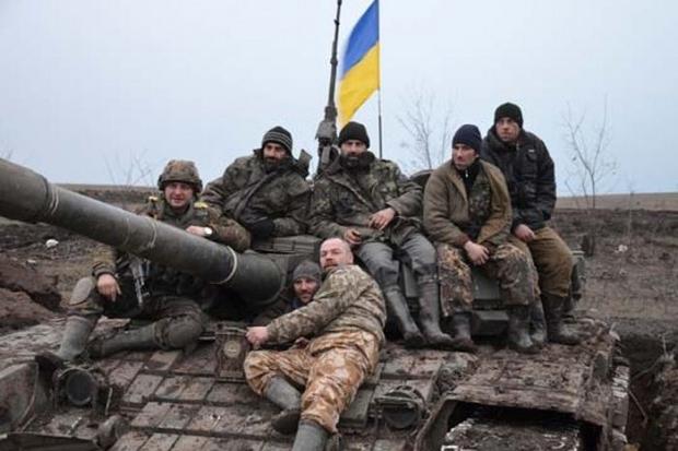 Роман Смігоровський (на загальному фото - під українським прапором) раніше пообіцяв, що гроші вони передадуть на лікуван